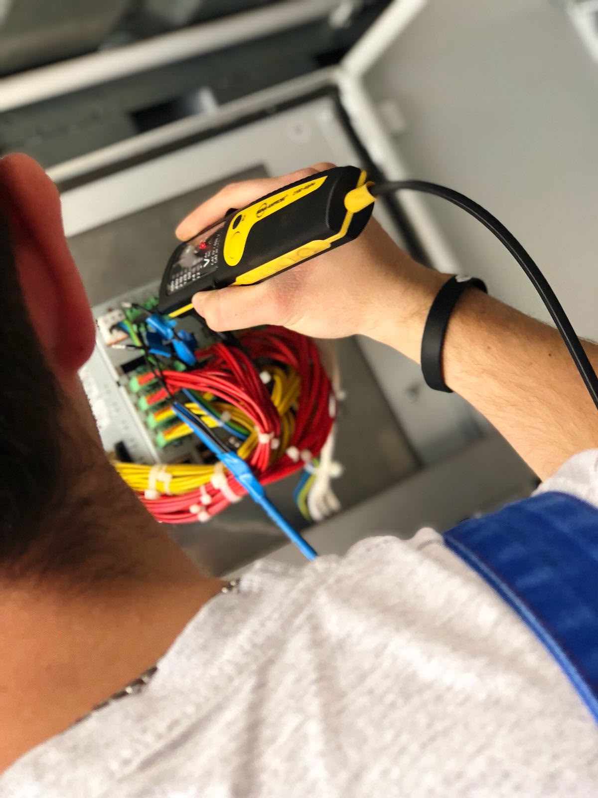 Stellenbeschreibung_Elektromeister-Elektrofachkraft_Bild.jpg